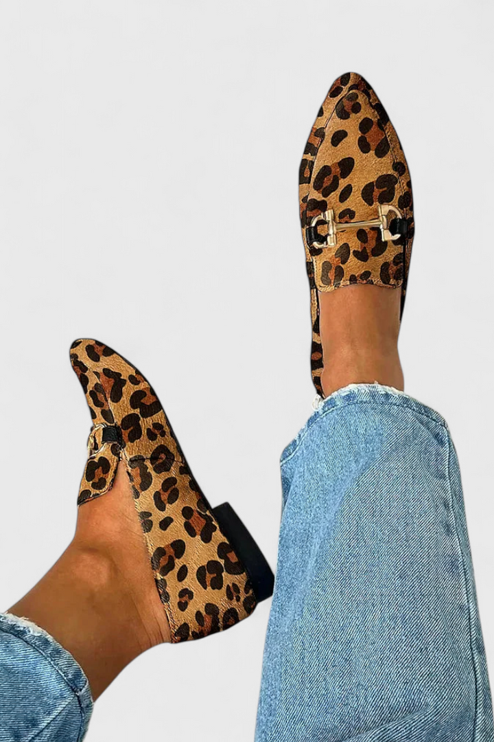 Mocasines elegantes para el acompañamiento con diseño grabado y tacón delgado