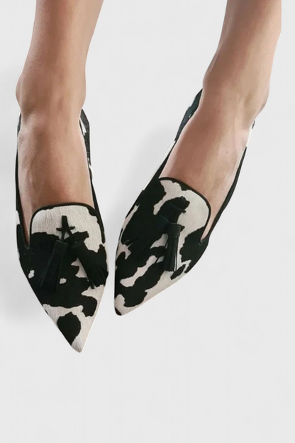 Mocasines Peramina elegantes con punta afilada y diseño bicolor