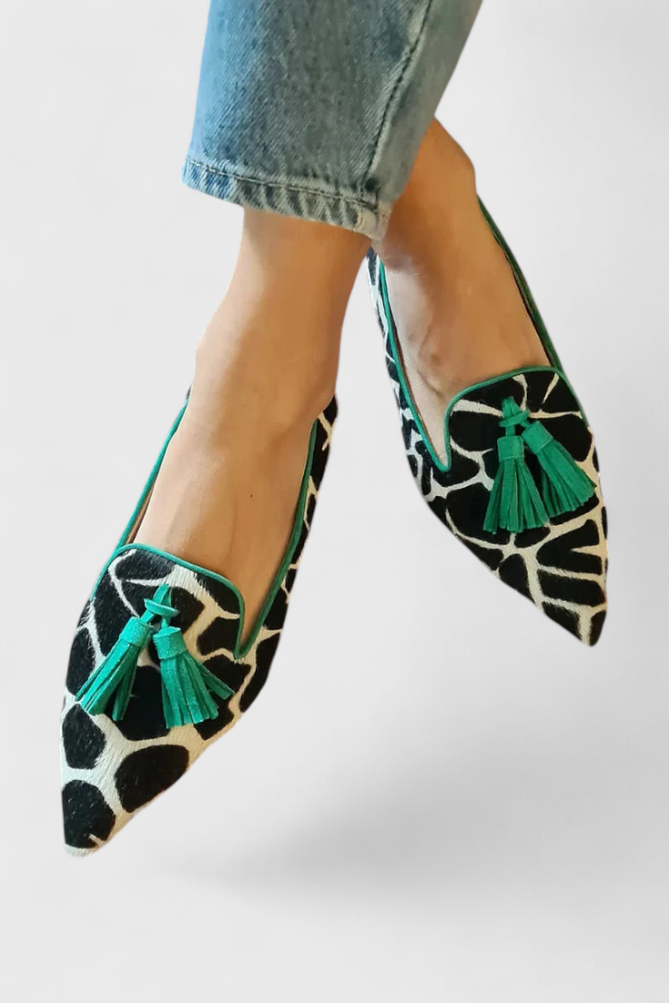 Mocasines Peramina elegantes con punta afilada y diseño bicolor