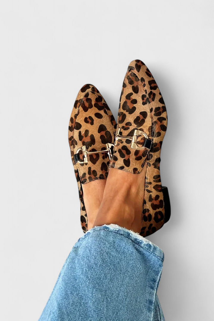 Mocasines elegantes para el acompañamiento con diseño grabado y tacón delgado