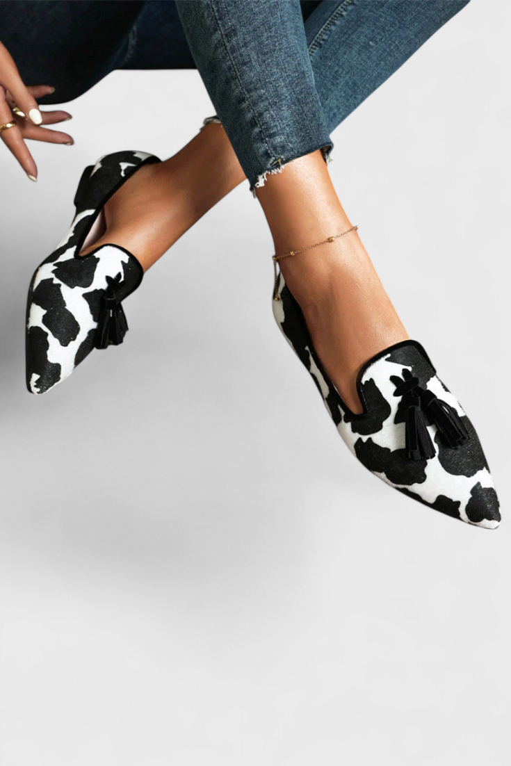 Mocasines Peramina elegantes con punta afilada y diseño bicolor