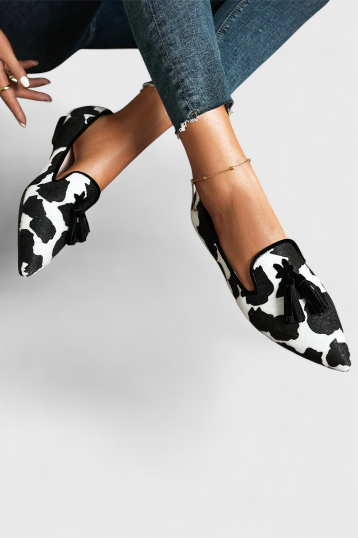 Mocasines Peramina elegantes con punta afilada y diseño bicolor