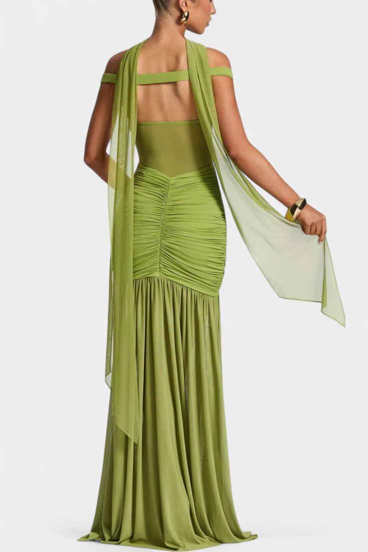 Vestidos largos de seda con escote profundo y pliegues elegantes