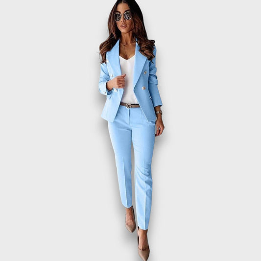 Loara – Traje azul con línea femenina