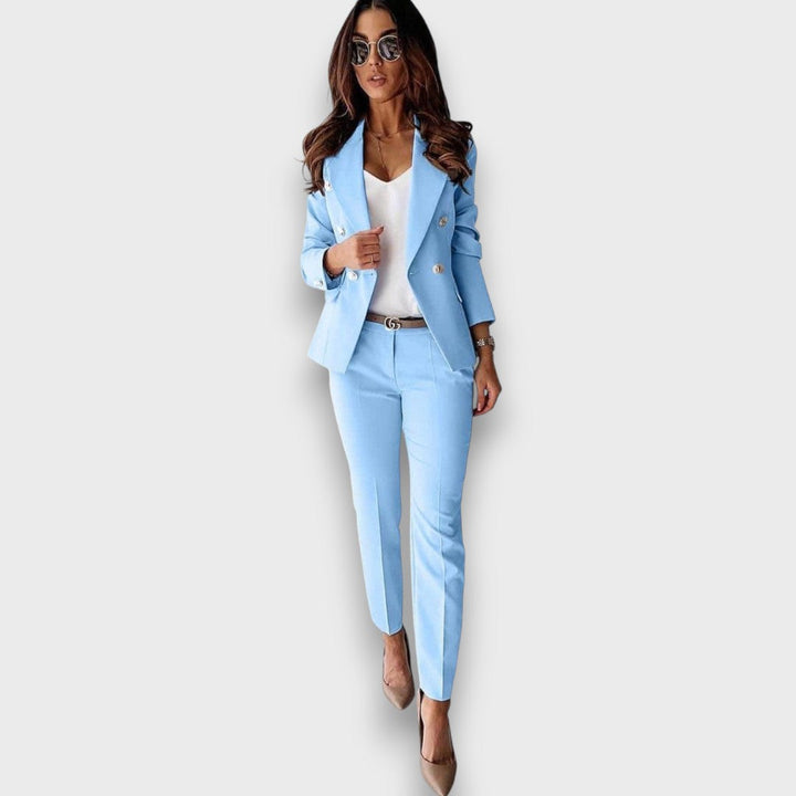 Loara – Traje azul con línea femenina