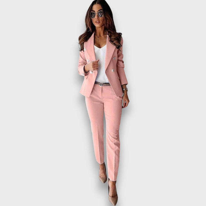 Loara – Traje azul con línea femenina