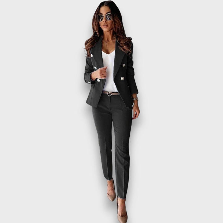 Loara – Traje azul con línea femenina