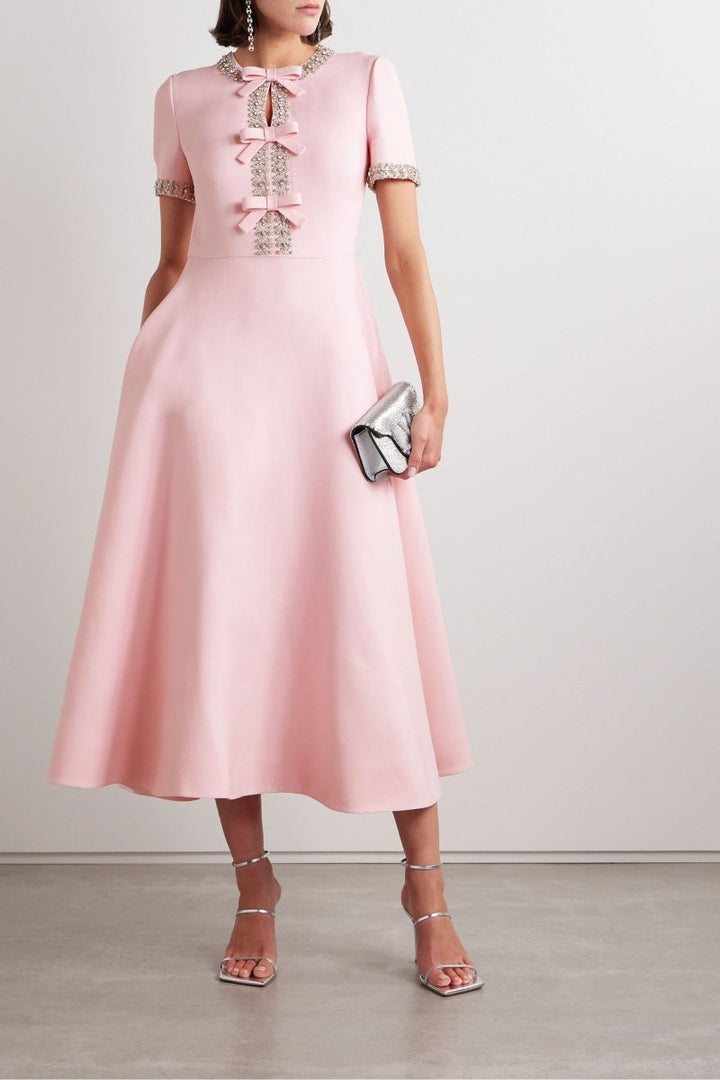 Vestido midi Zoe Bowknot rosa adornado con cristales