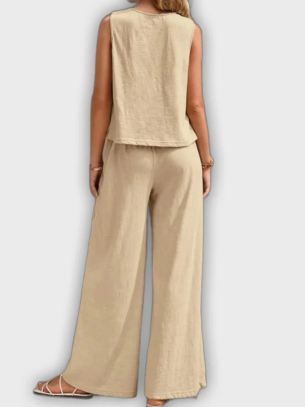 Conjunto agradable de dos piezas para mujeres - camiseta y pantalones para el verano