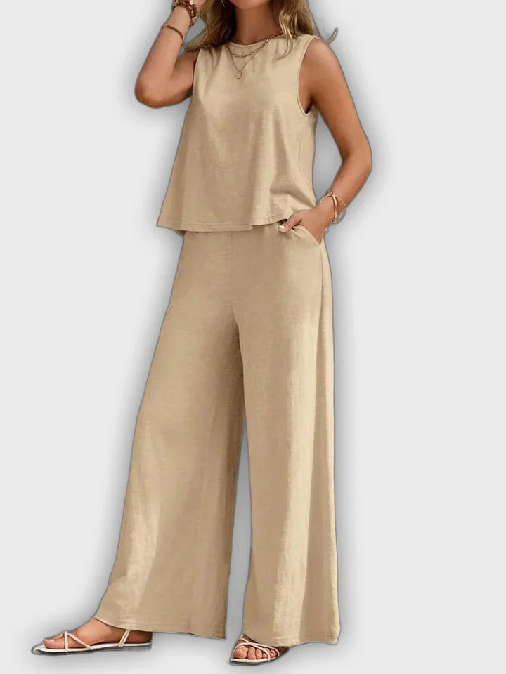 Conjunto agradable de dos piezas para mujeres - camiseta y pantalones para el verano