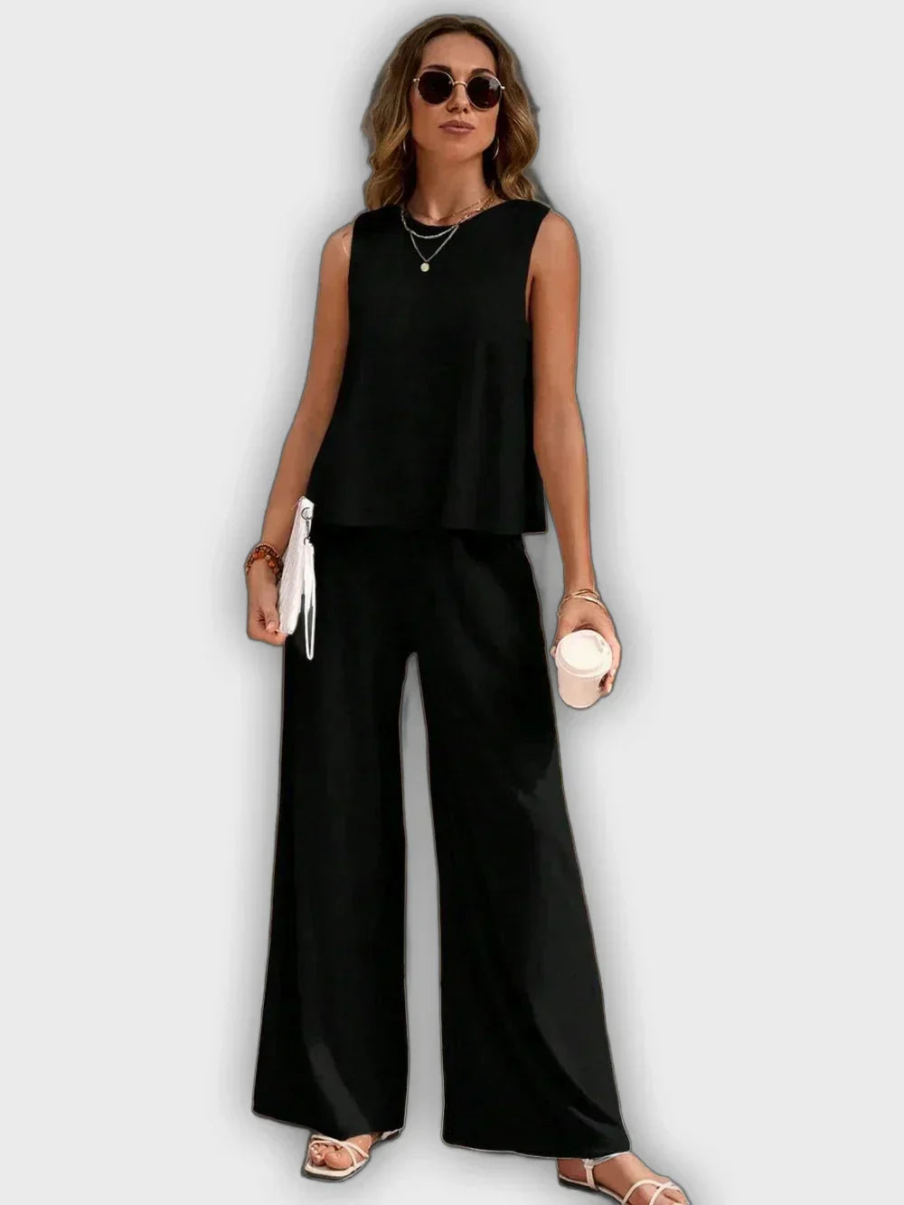 Conjunto agradable de dos piezas para mujeres - camiseta y pantalones para el verano