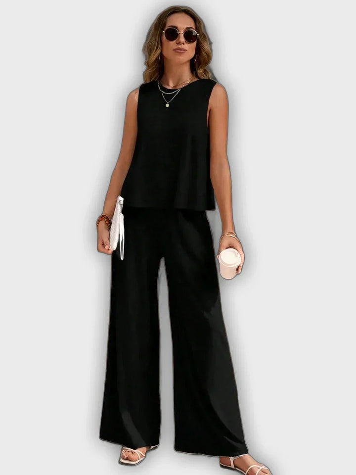 Conjunto agradable de dos piezas para mujeres - camiseta y pantalones para el verano