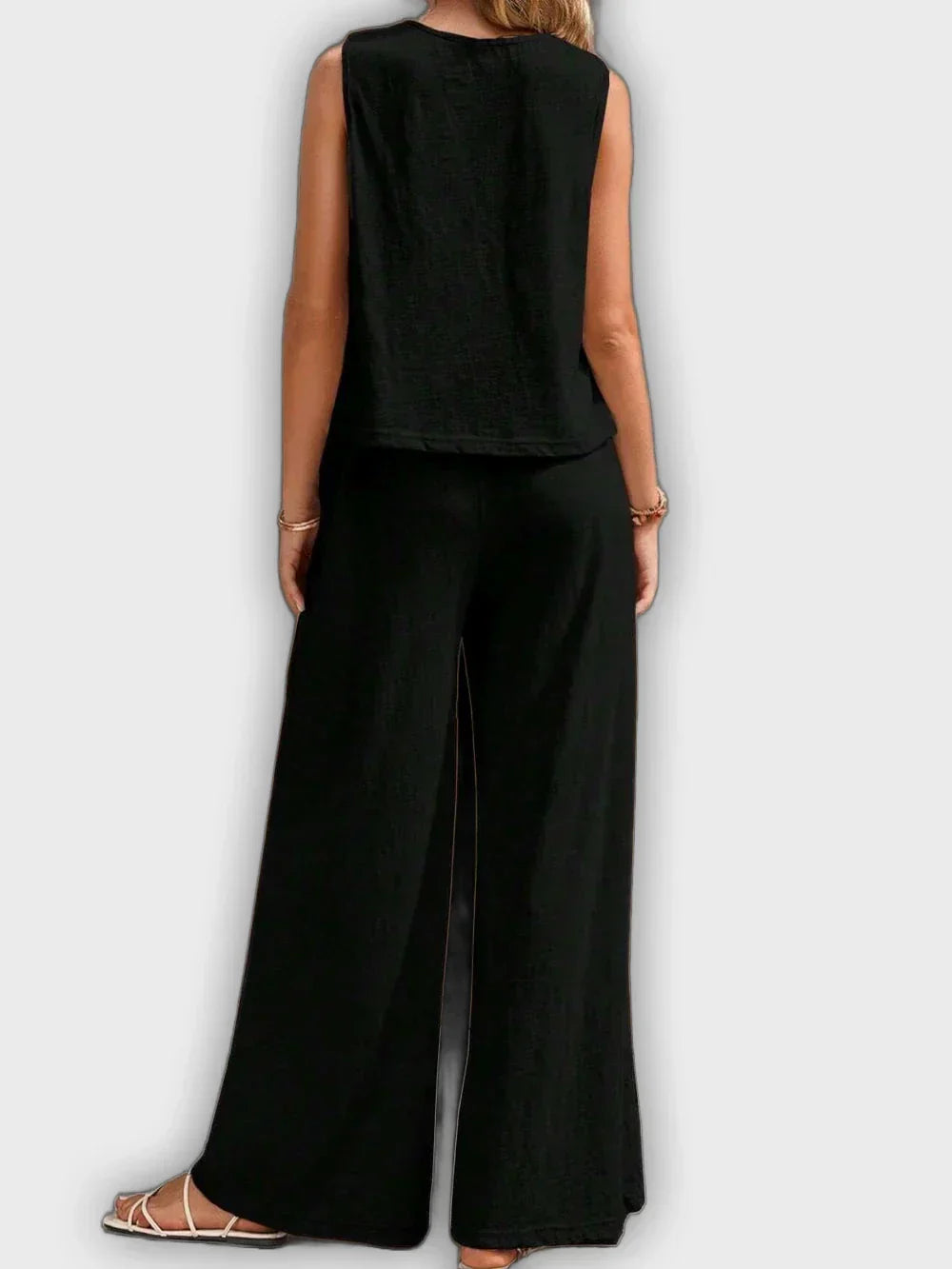 Conjunto agradable de dos piezas para mujeres - camiseta y pantalones para el verano